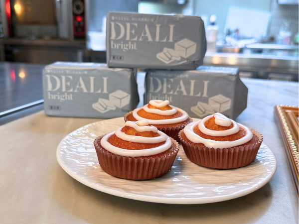 DEALI brightとレモンケーキの写真